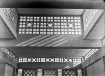 834364 Interieur van het in aanbouw zijnde N.S.-station Enschede te Enschede: lichtkoepel van betonnen, ...